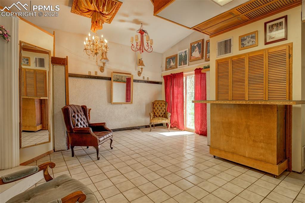 Image 13 of 45: Secret Garden: Bridal Suite