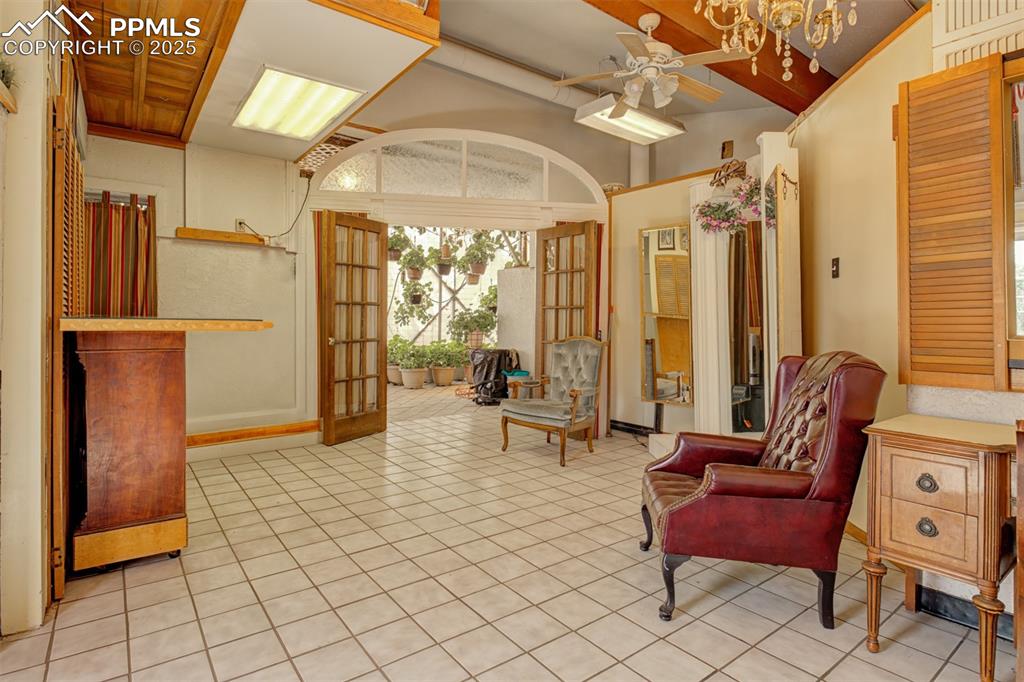 Image 14 of 45: Secret Garden: Bridal Suite