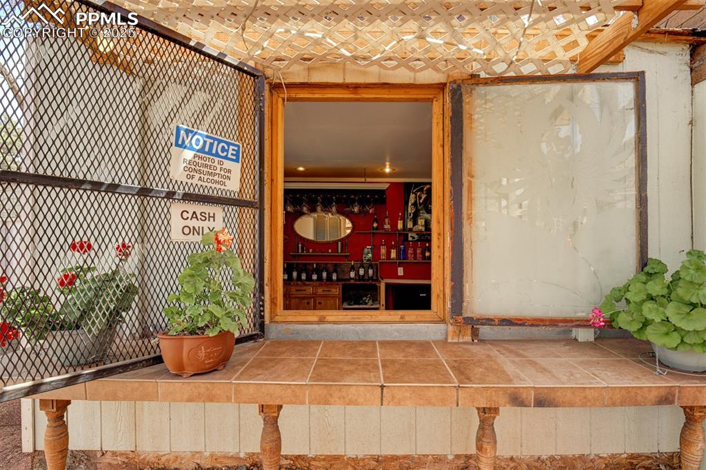 Image 16 of 45: Secret Garden: Bar Hut
