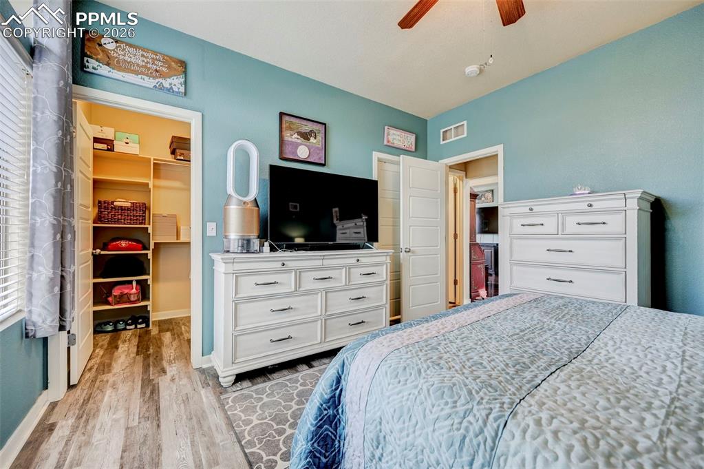 Image 12 of 30: Bedroom