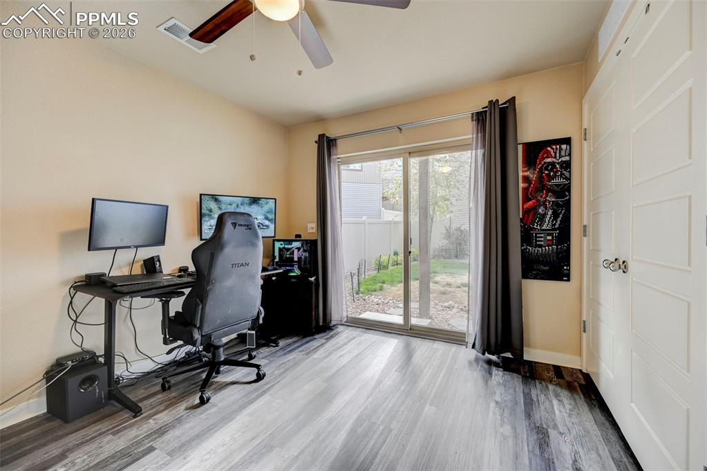 Image 17 of 30: Office