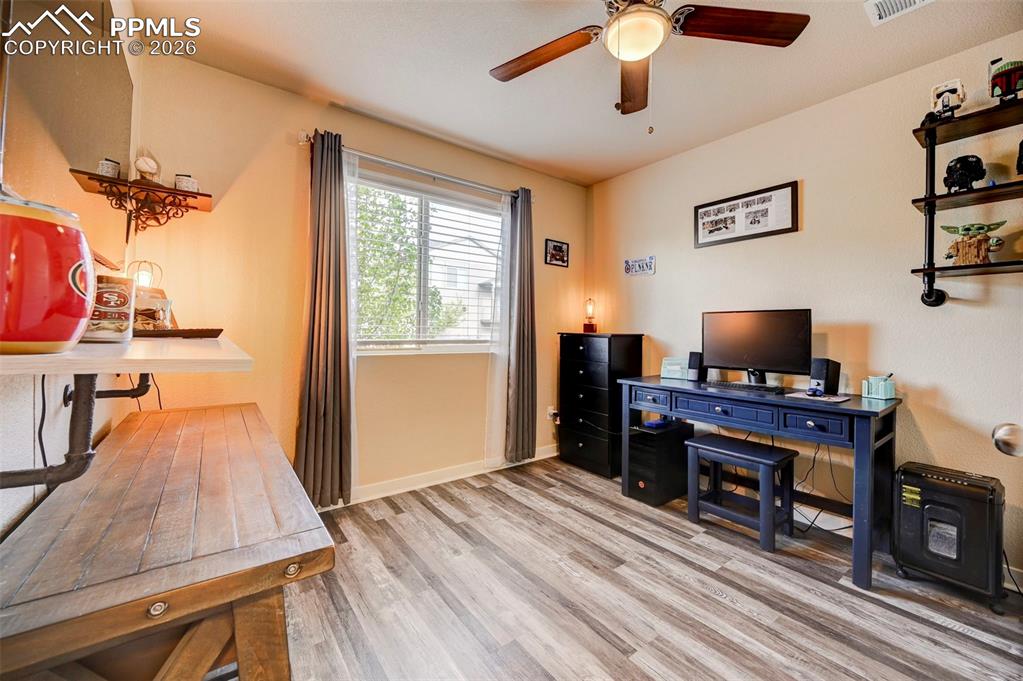 Image 18 of 30: Office