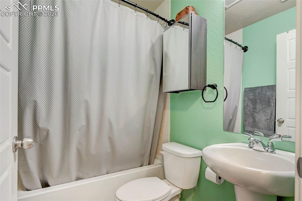 Image 20 of 30: Bathroom