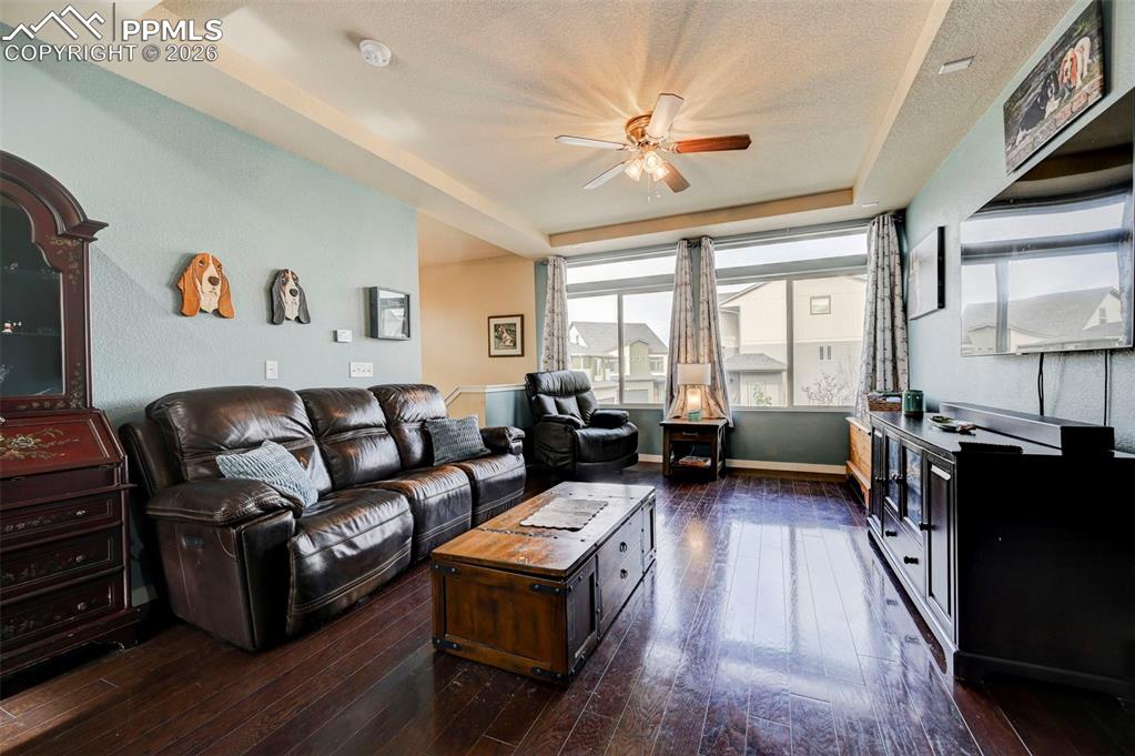 Image 5 of 30: Living Room