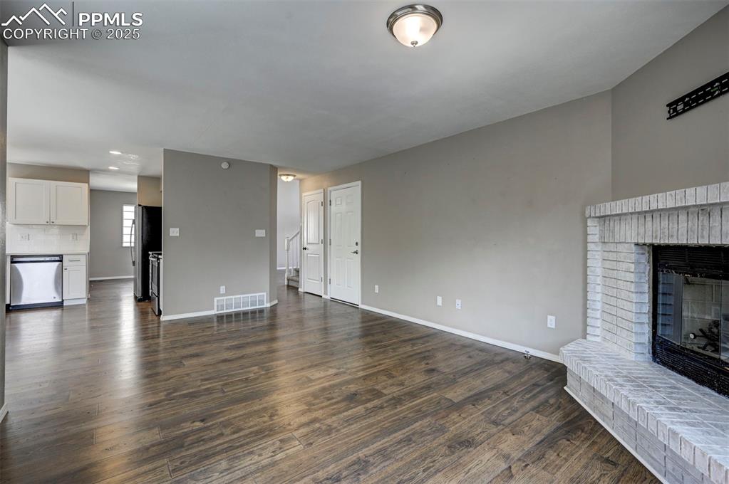 Image 10 of 50: Living Room