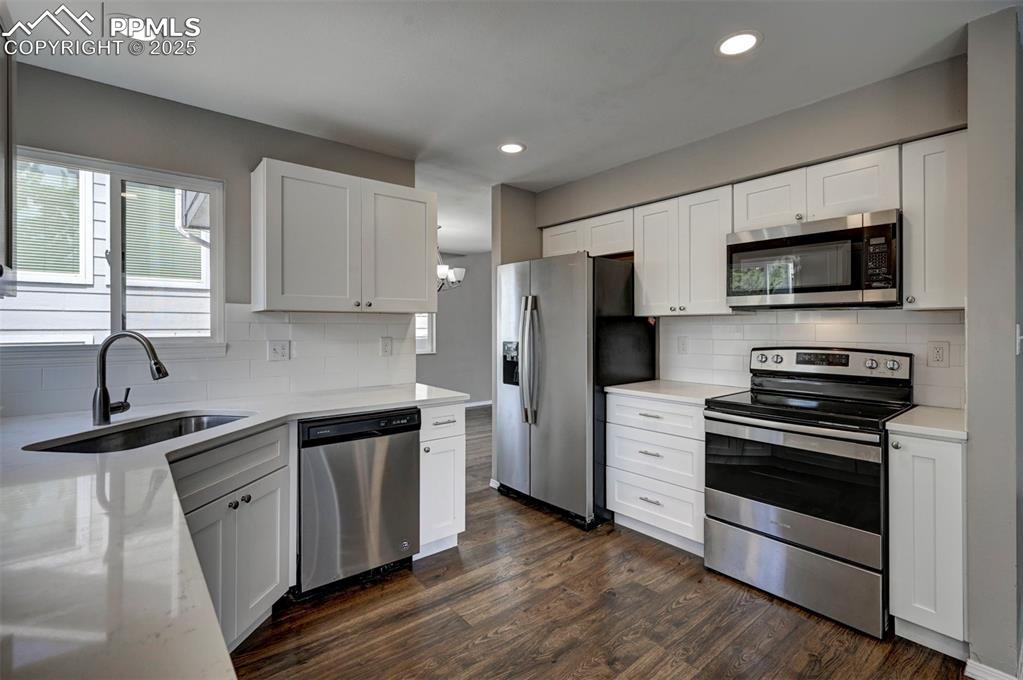 Image 14 of 50: Kitchen