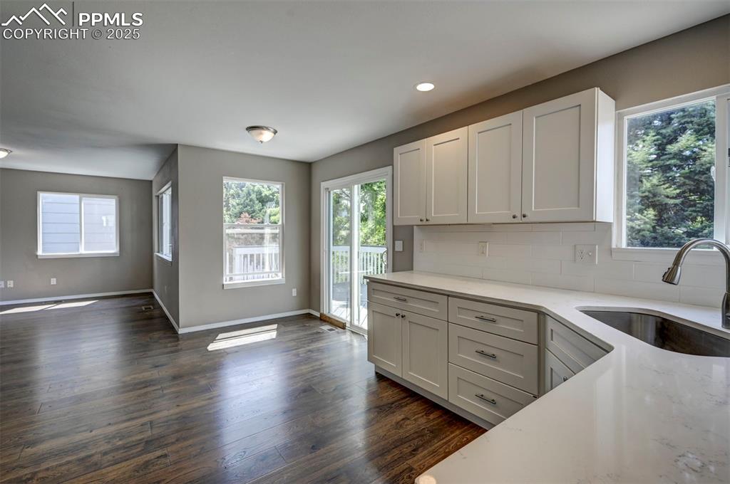 Image 15 of 50: Kitchen