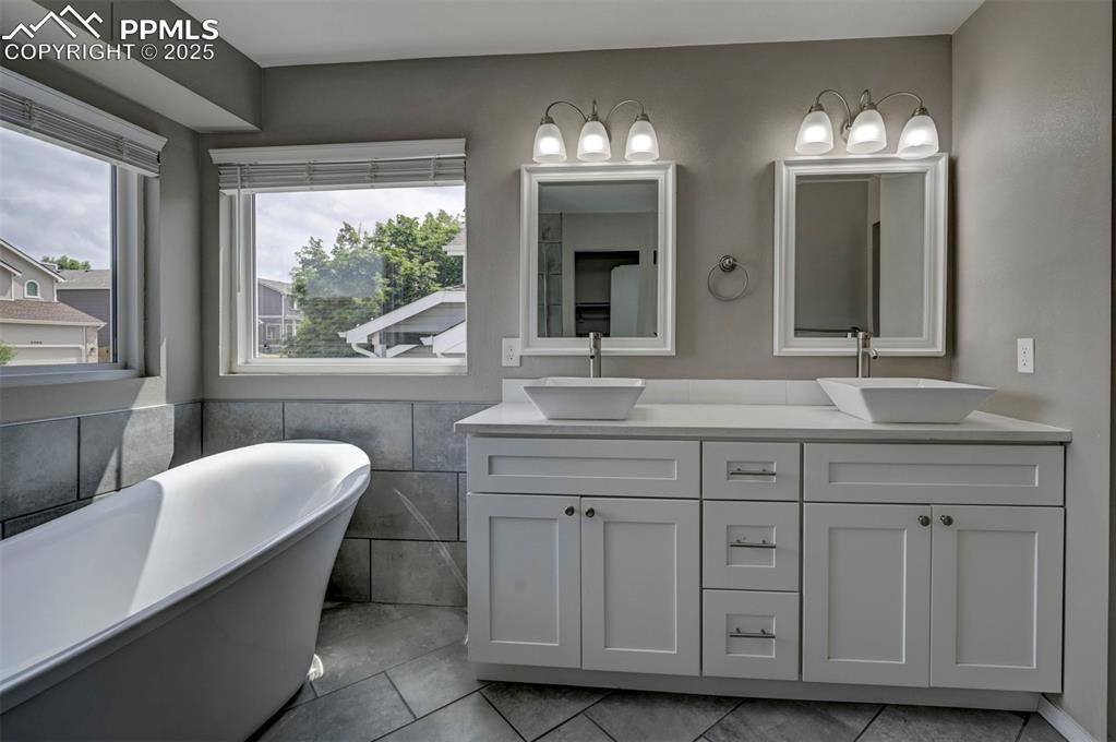 Image 20 of 50: Bathroom