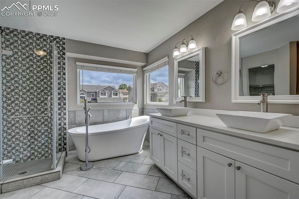 Image 21 of 50: Bathroom