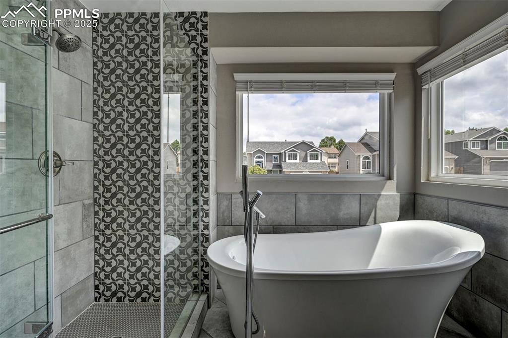 Image 22 of 50: Bathroom