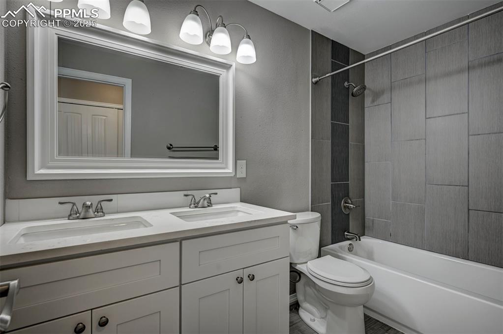 Image 23 of 50: Bathroom