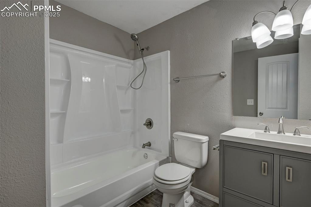 Image 35 of 50: Bathroom