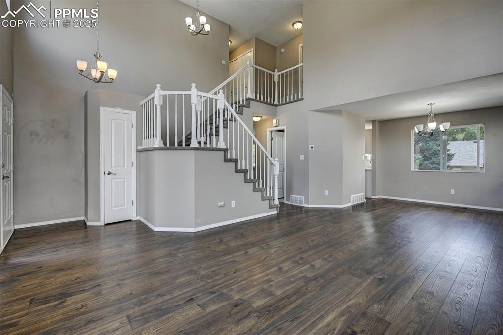 Image 6 of 50: Living Room