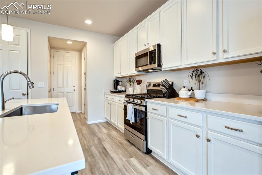 Image 10 of 50: Kitchen