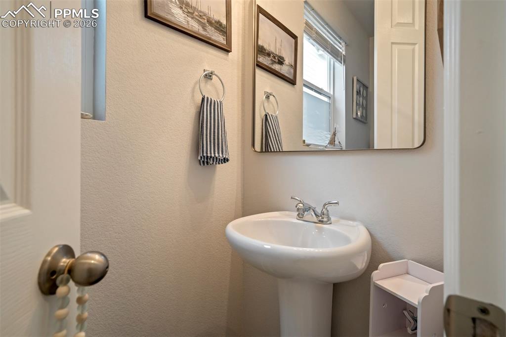 Image 18 of 50: Bathroom