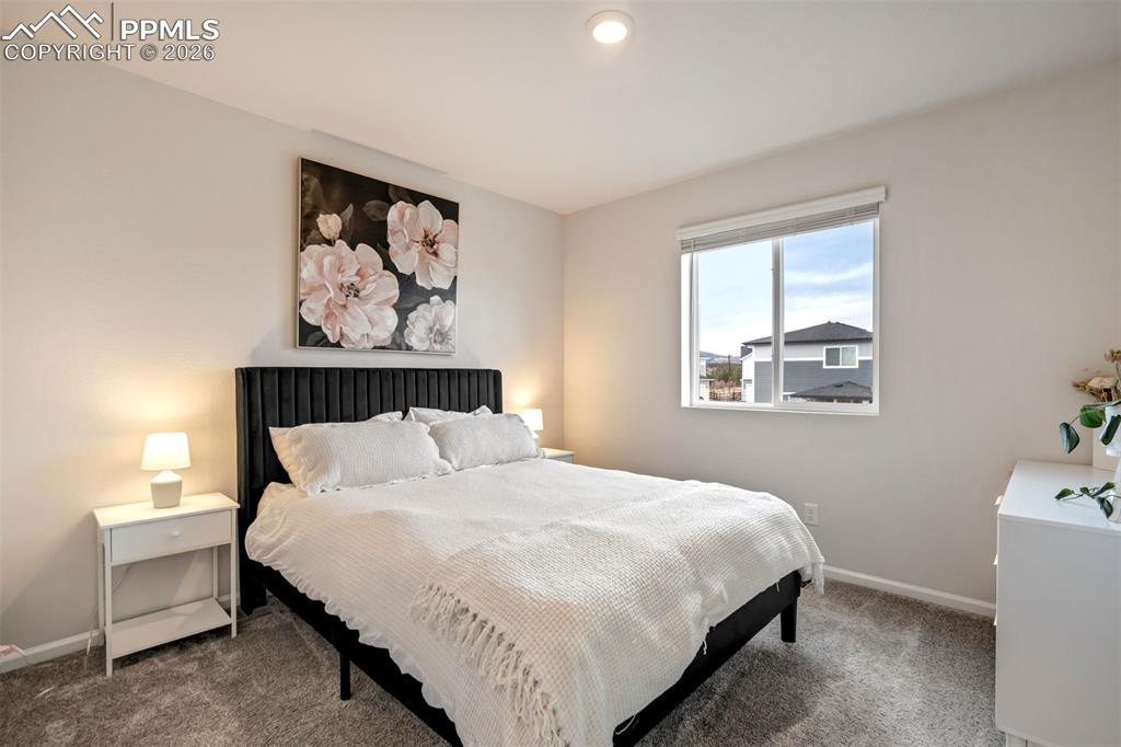 Image 32 of 50: Bedroom