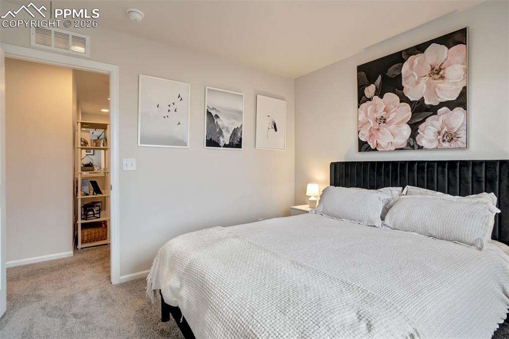 Image 33 of 50: Bedroom