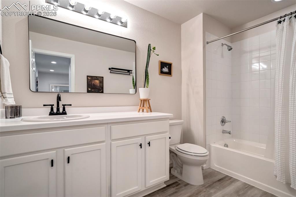 Image 37 of 50: Bathroom