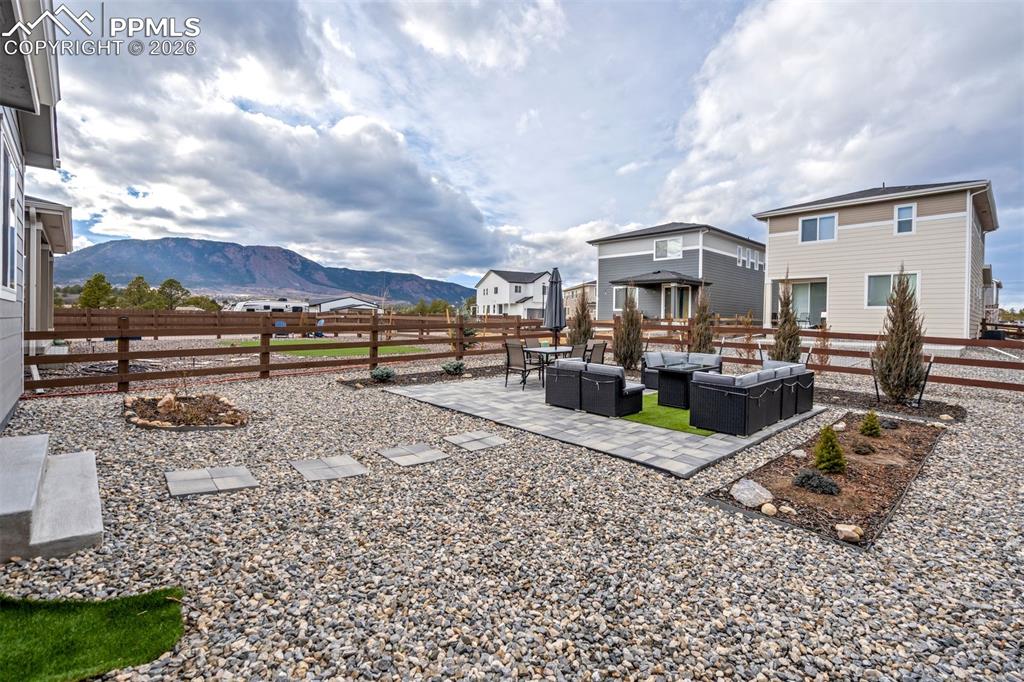 Image 42 of 50: Yard