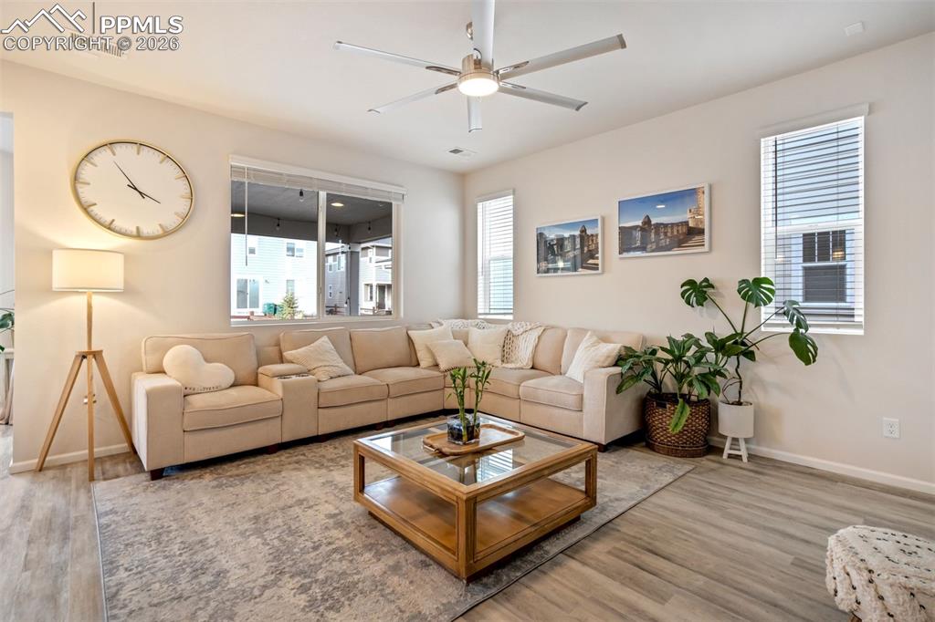 Image 5 of 50: Living Room