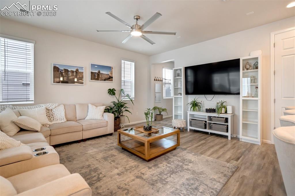 Image 7 of 50: Living Room