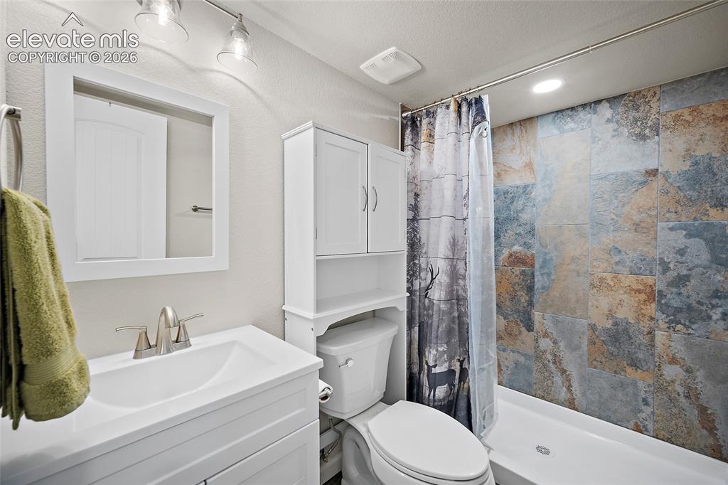 Image 36 of 49: Bathroom