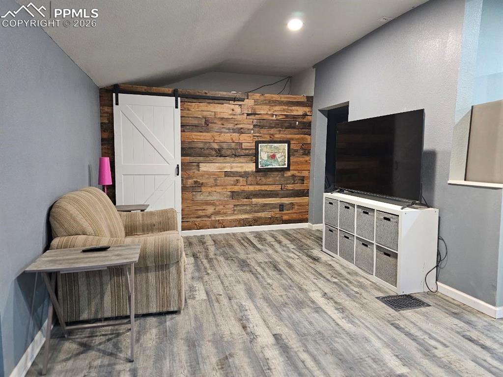 Image 15 of 20: Sitting Room