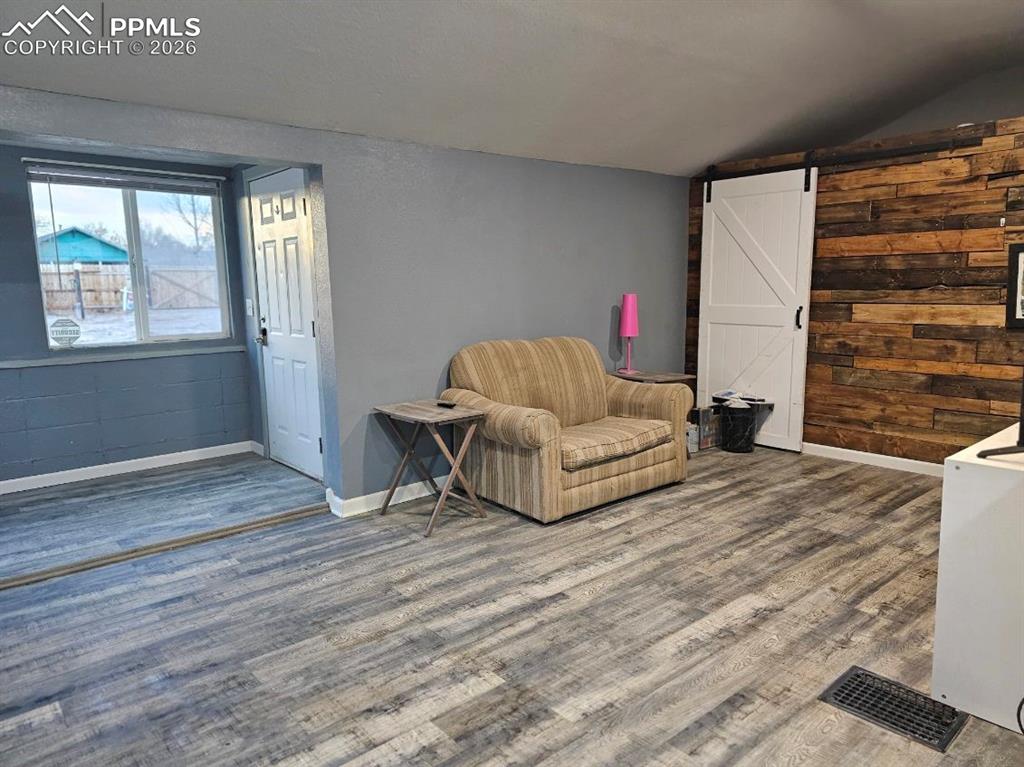 Image 17 of 20: Sitting Room