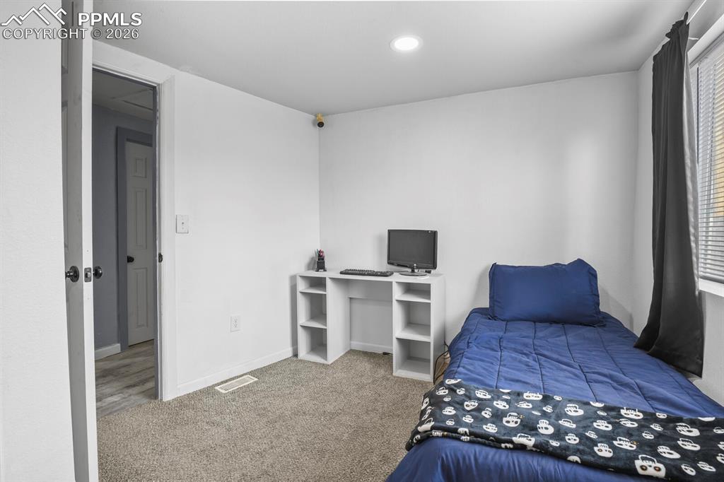 Image 21 of 26: Bedroom