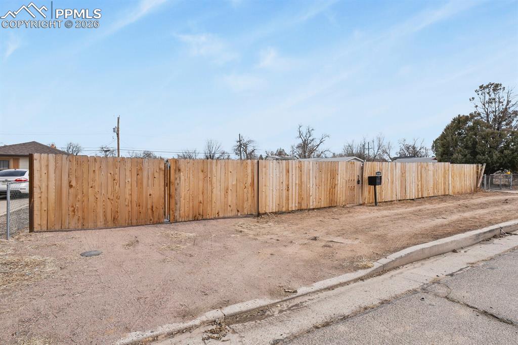 Image 25 of 26: Yard