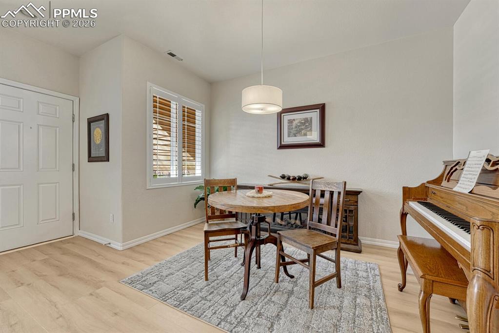 Image 13 of 50: Dining Area