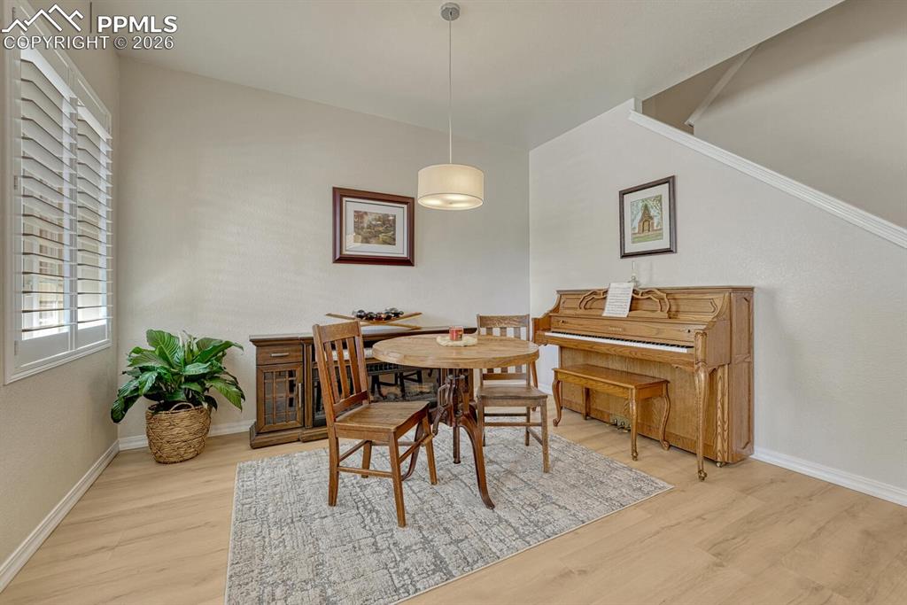 Image 14 of 50: Dining Area