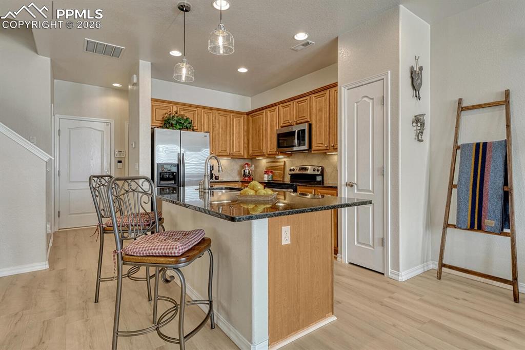 Image 16 of 50: Kitchen