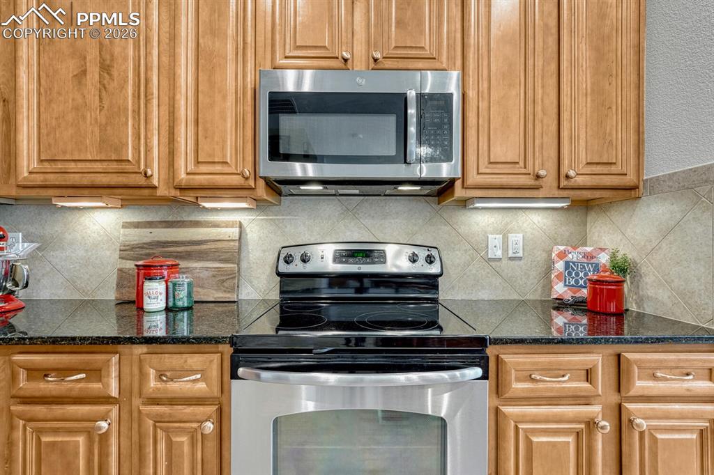 Image 17 of 50: Kitchen