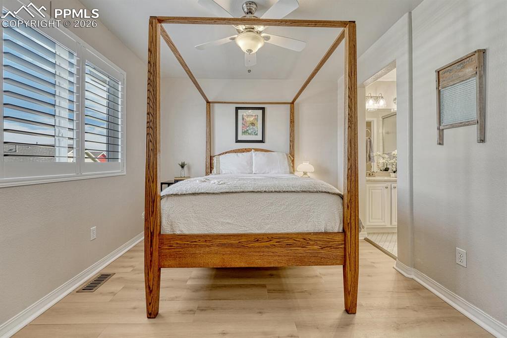 Image 22 of 50: Bedroom