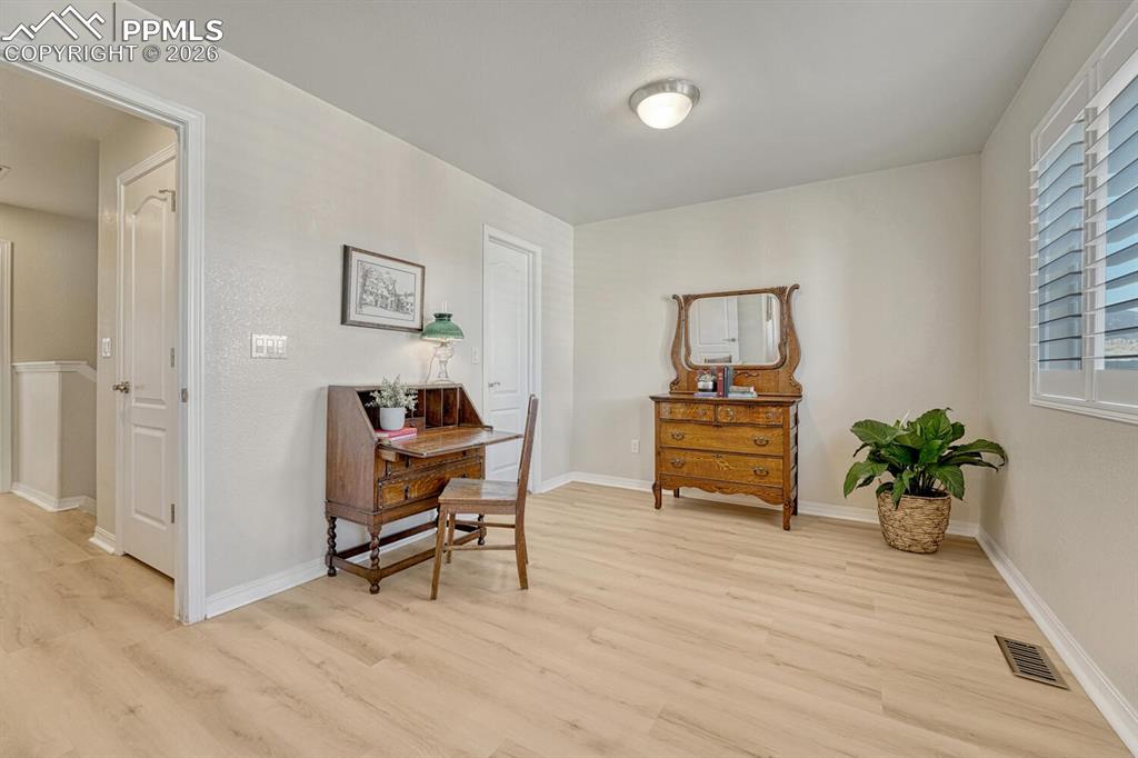 Image 25 of 50: Office