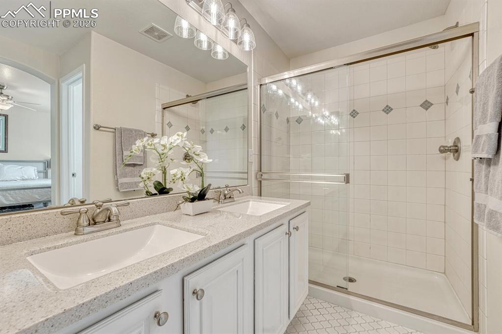 Image 30 of 50: Bathroom