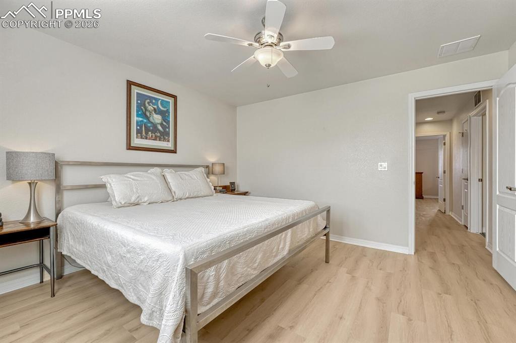 Image 32 of 50: Bedroom