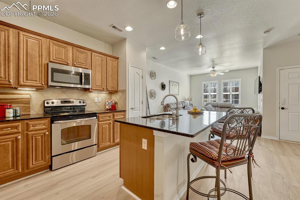 Image 9 of 50: Kitchen