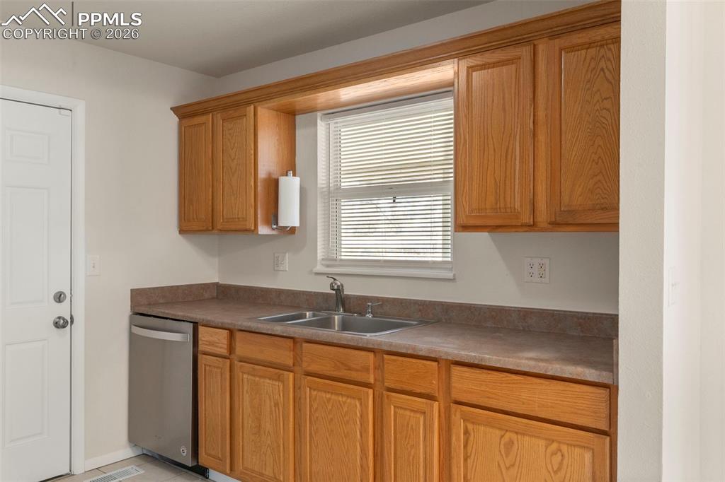 Image 11 of 26: Kitchen