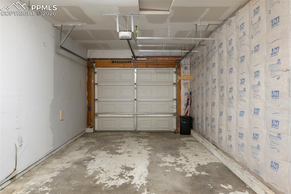 Image 13 of 26: Garage