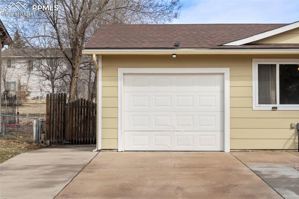 Image 3 of 26: Garage