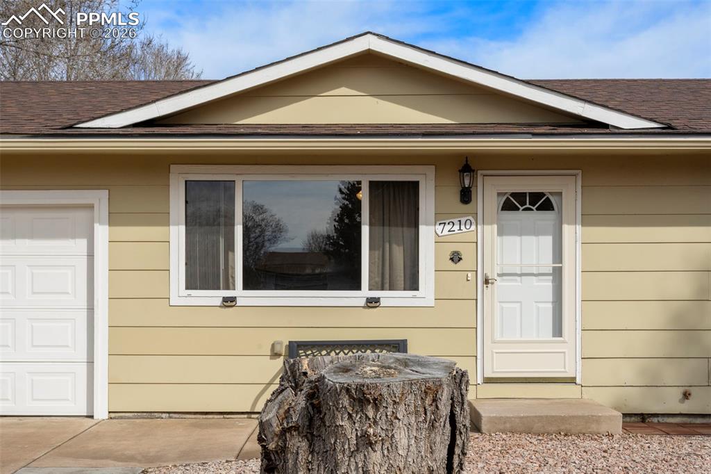 Image 4 of 26: Entry