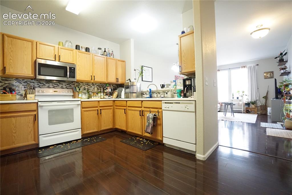 Image 15 of 33: Kitchen