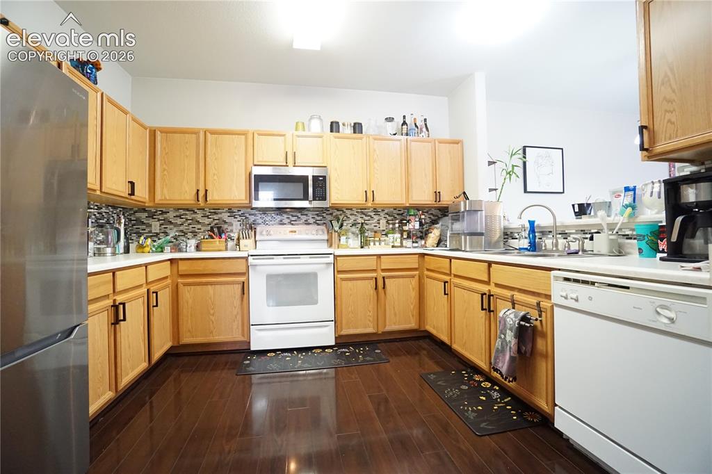 Image 17 of 33: Kitchen