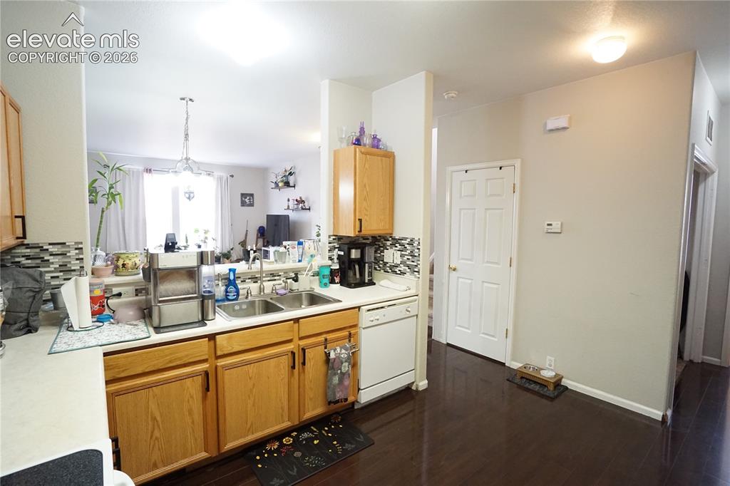 Image 18 of 33: Kitchen