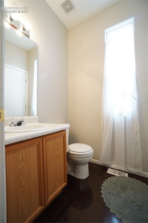 Image 31 of 33: Bathroom