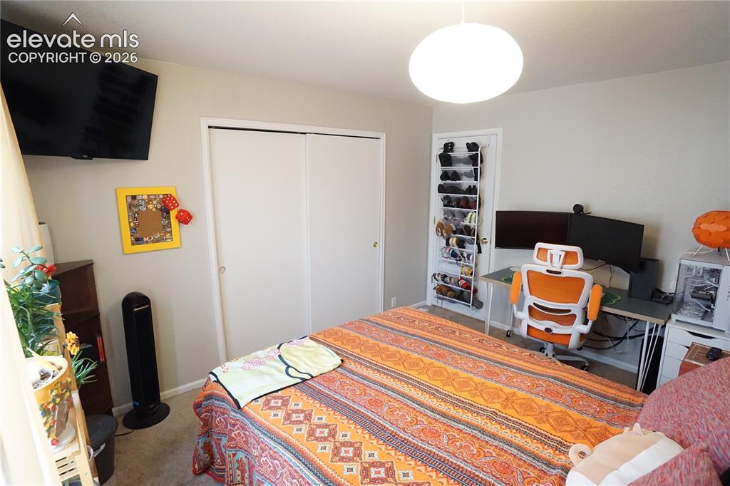 Image 33 of 33: Bedroom