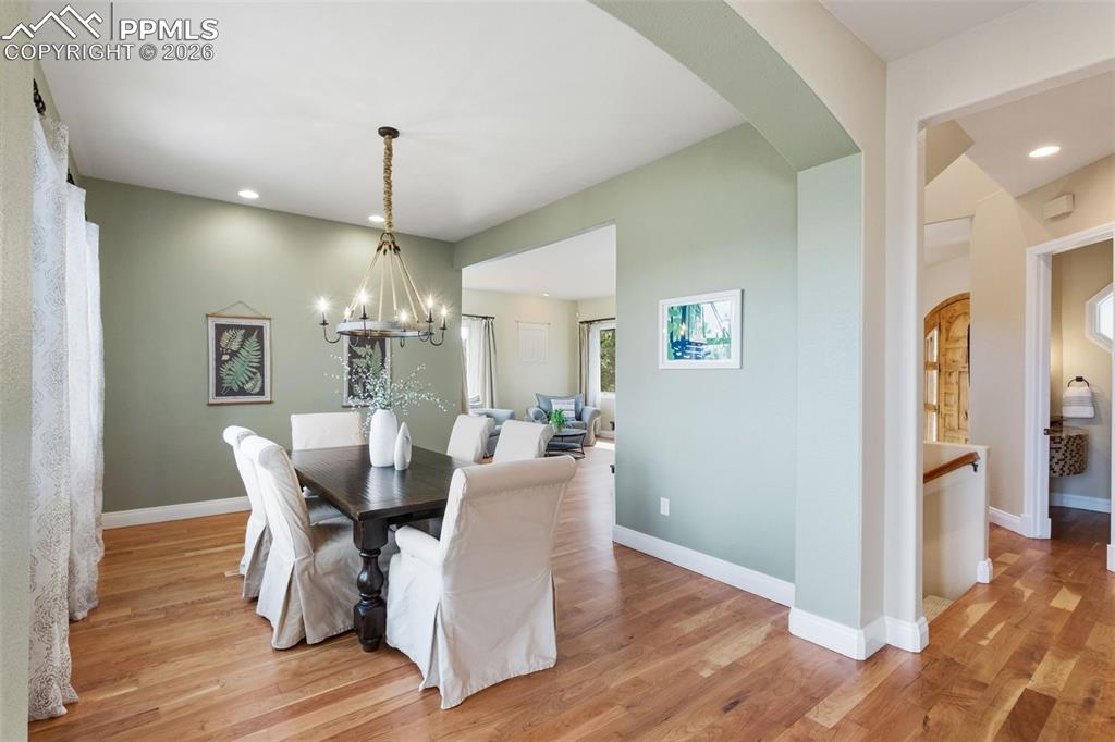 Image 10 of 50: Dining Area