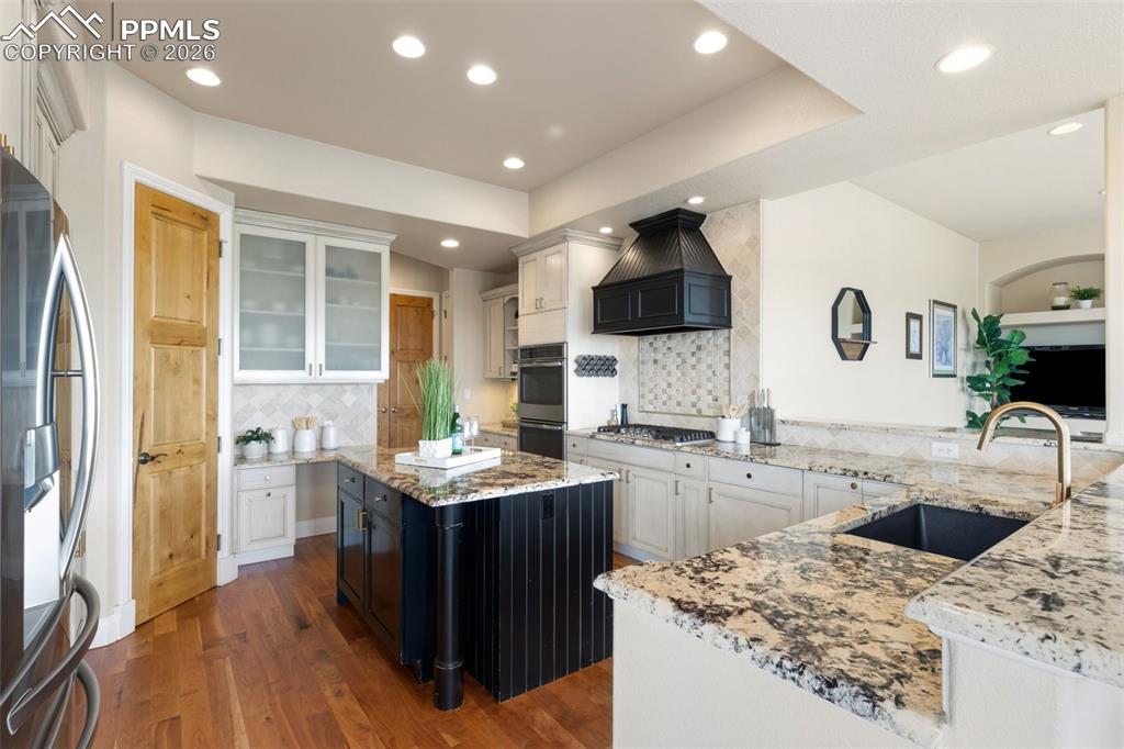 Image 11 of 50: Kitchen